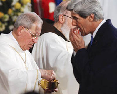 Jewish Freemason John Kerry receives the Satanic Sacrament from a Novus Ordo priest