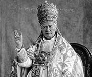 Masonic Antipope Pius X gives the Baphomet handsign